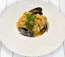 Феттуччине Том ям с креветками и кальмаром 