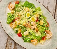 Салат Цезарь с королевскими креветками