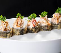 Ролл Темпура с камчатским крабом и креветкой