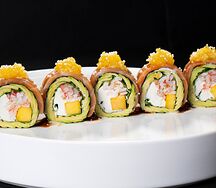 Кето-ролл с лососем и авокадо