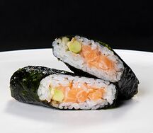 Хенд-ролл с лососем