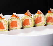 Кето-ролл с лососем и сыром