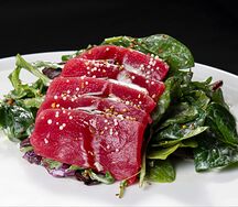 Салат с тунцом йеллоуфин и трюфельным соусом