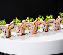 Ролл с опаленным Лососем и Камчатским крабом