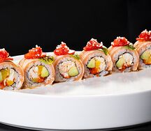 Ролл Татаки с лососем и камчатским крабом