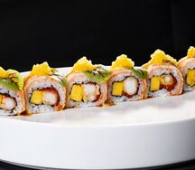 Ролл Татаки с лососем и манго