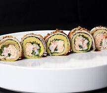 Кето-ролл с угрем и авокадо