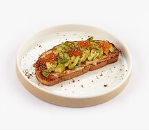 Брускетта с угрем и авокадо 