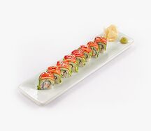 Ролл с клубникой и авокадо