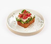 Брускетта с крабом