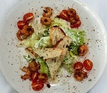 Салат Цезарь с креветками 