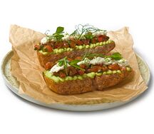 Брускетта с зелёным горошком и страчателлой