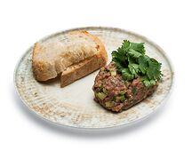 Тартар из говядины с томатом и зелёным сельдереем