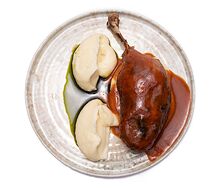 Утка конфи с пюре из сельдерея, грушей и черешней