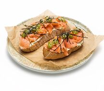 Брускетта с лососем и кокосово-сырным кремом