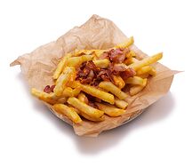 Картофель фри с беконом и сырным соусом
