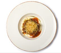 Говяжьи щёки с пюре из сельдерея