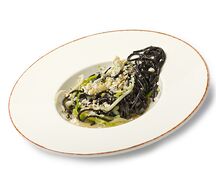 Паста нери с кальмаром и соусом берблан