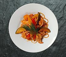 Спагетти с курицей в томатном соусе 