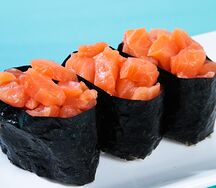 Гункан с лососем