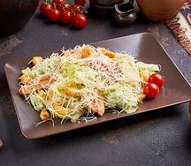 Салат Цезарь с курицей