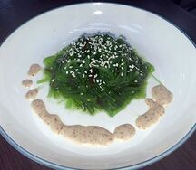 Салат Чука с ореховым соусом