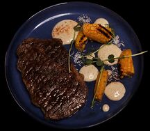 Рибай с перечным соусом и кукурузой гриль