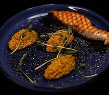 Мурманский лосось с киноа и шафраном