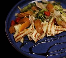 Халуми с персиком и клубникой