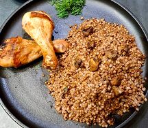 Куриная голень с гречкой и грибами