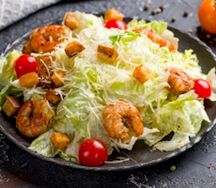 Салат Цезарь с креветками