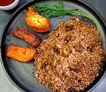 Куриная мякоть с гречкой и грибами