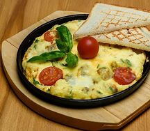 Омлет с беконом и сыром