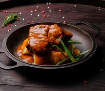 Говяжьи щечки с толченым картофелем