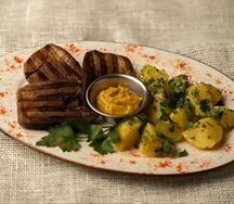 Язык на гриле с овощами