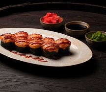 Запеченный ролл с лососем 