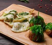 Кальмар на гриле с соусом песто и  салатом чука