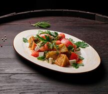 Запеченные баклажаны с моцареллой и соусом песто 