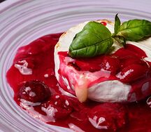 Камамбер, запеченный с вишневым соусом и крутонами 