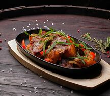 Жареная телятина с картофелем и овощами