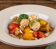 Салат с овощами фри и мягким сыром
