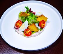Салат с кремом из тунца и теплым картофелем