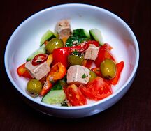 Салат Овощной с маринованными оливками и фетой