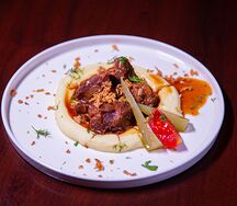 Томленые щечки с картофельным пюре