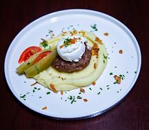 Бифштекс с яйцом пашот и картофельным пюре