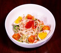 Салат с крабом и кальмаром