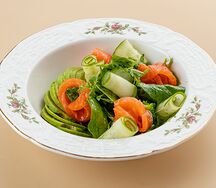 Зеленый салат с лососем
