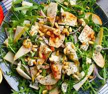 Салат с грушей и сыром с плесенью