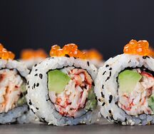 Калифорния с камчатским крабом и красной икрой в кунжуте 