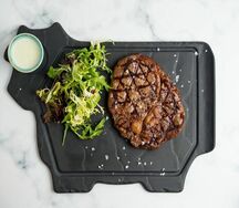 Рибай стейк с картофелем по-деревенски и перечным соусом